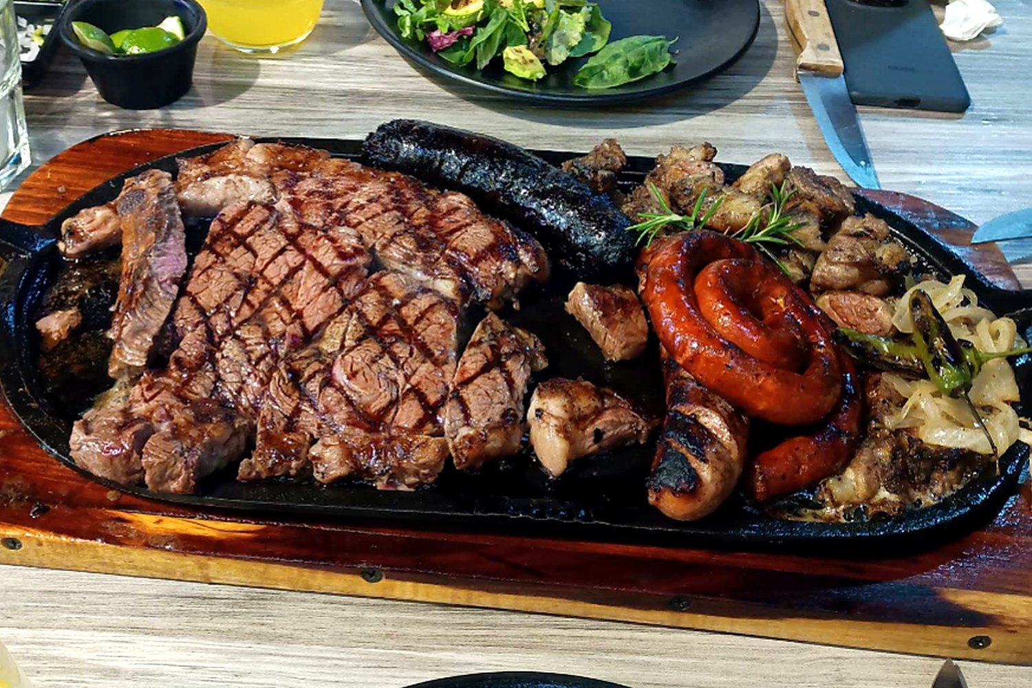 Parrillada servida en plancha