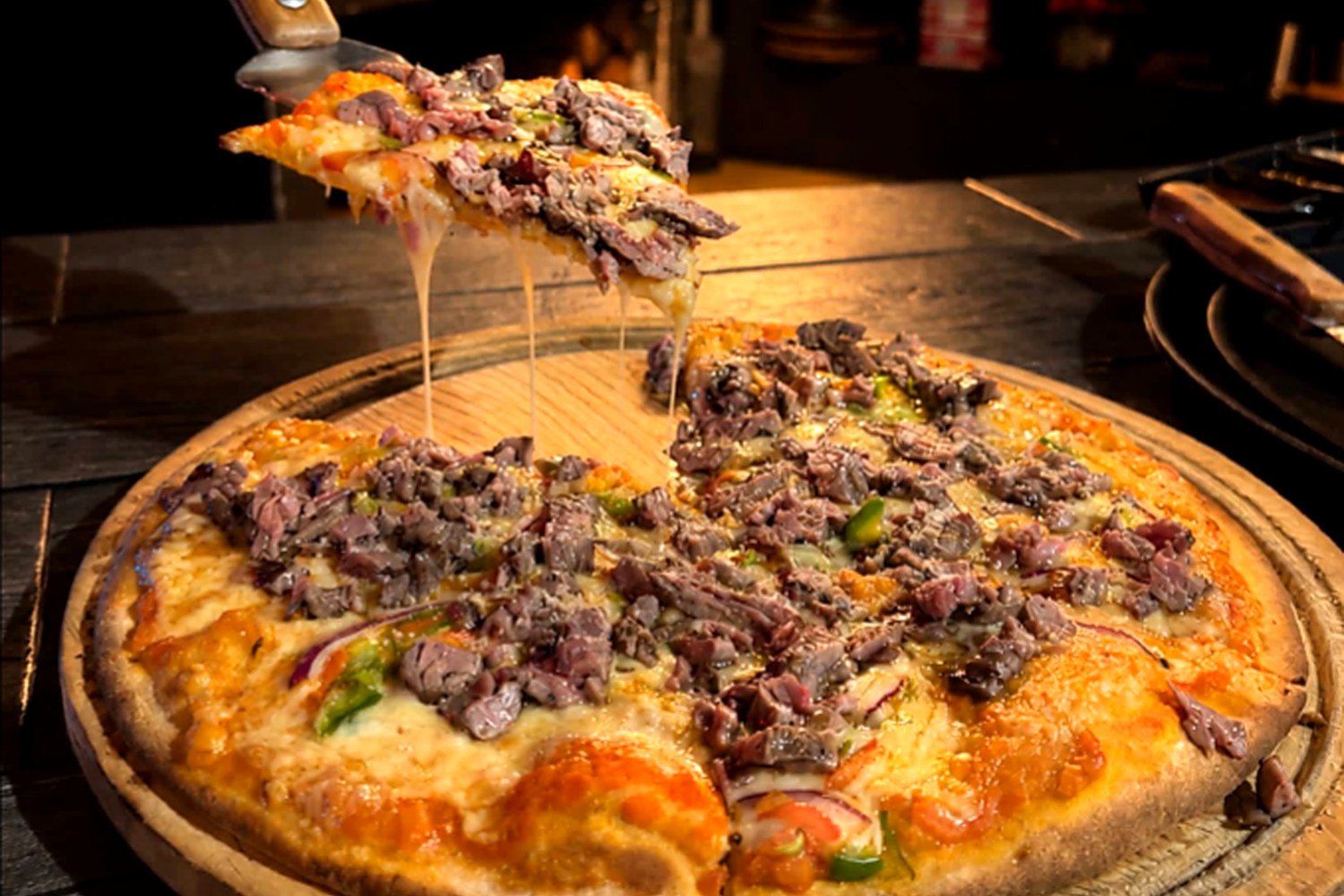 Pizza de carne con queso